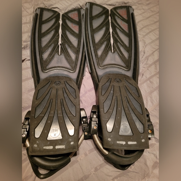 COPY - Oceanic V16 Split Fin with spring straps size M-L - Picture 2 of 3